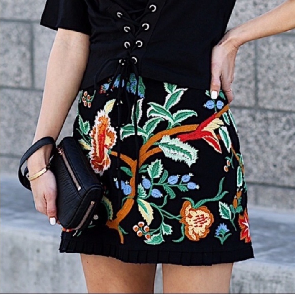 [zara] woman embroidered floral mini skirt black multi
